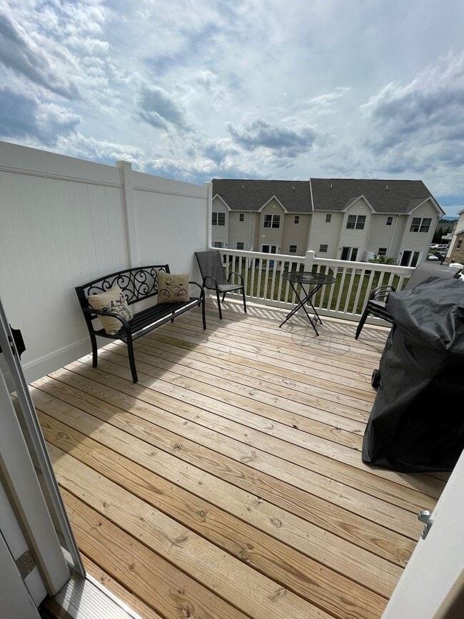 Building Photo - Spacious Luxury Townhome! Outstanding Loca...