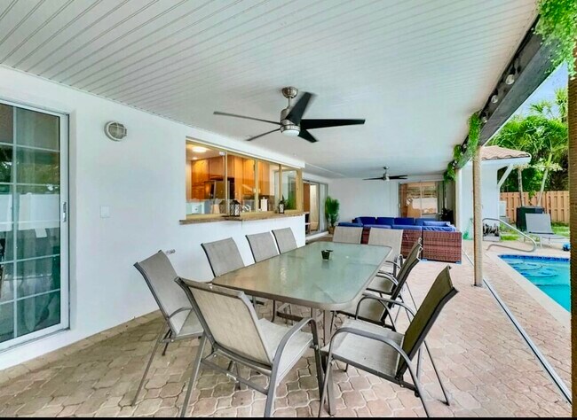 Building Photo - 5940 NE 22nd Ave