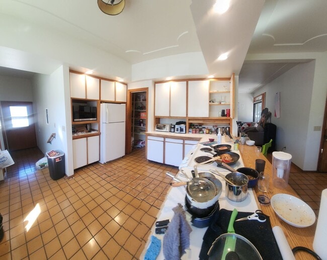 Building Photo - Bigger than average home in SLO! Lots of space!