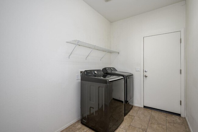 Building Photo - 40262 W Molly Ln