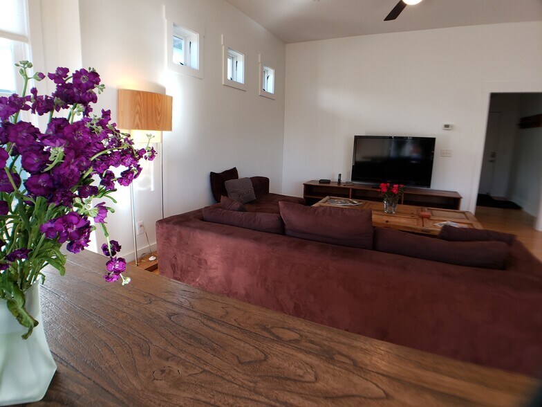 Building Photo - 915 Haywood Rd