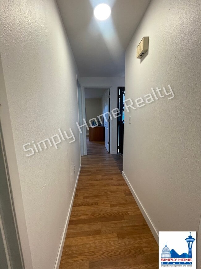 Building Photo - Private Cul-de-Sac Gem with Spacious Backyard!