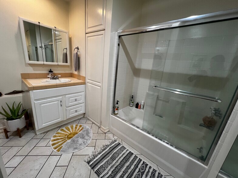 Building Photo - 21980 Alta Dr