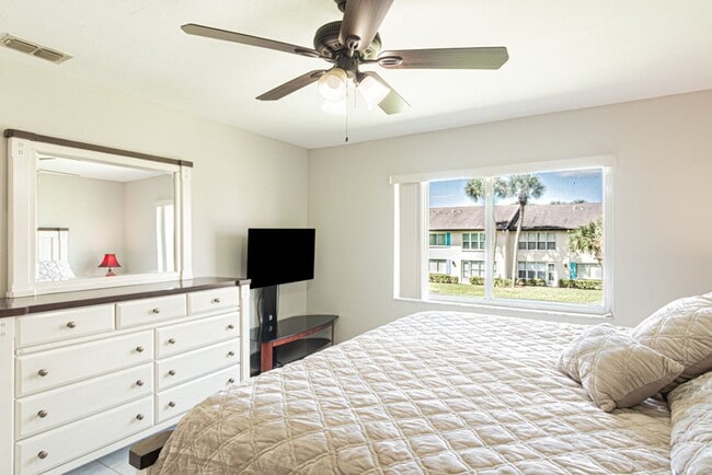 Building Photo - Fully Furnished Naples Condo- Available for Annual Rental Starting April