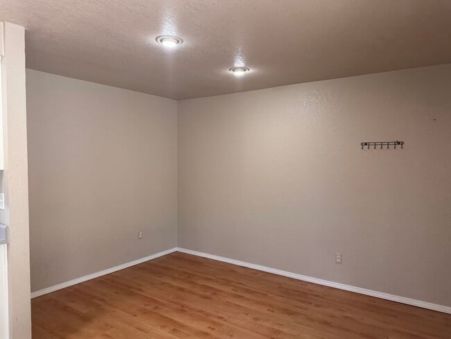 Building Photo - Terrace Heights 3br 2ba with double garage