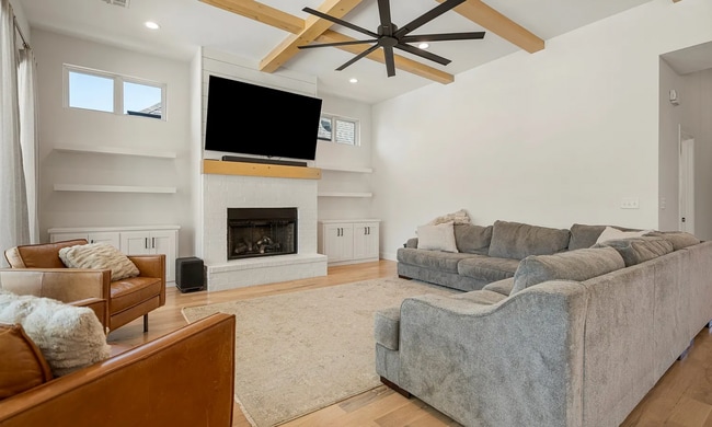 Building Photo - Gorgeous 4 bedroom & 4 Bath Luxury Home in...
