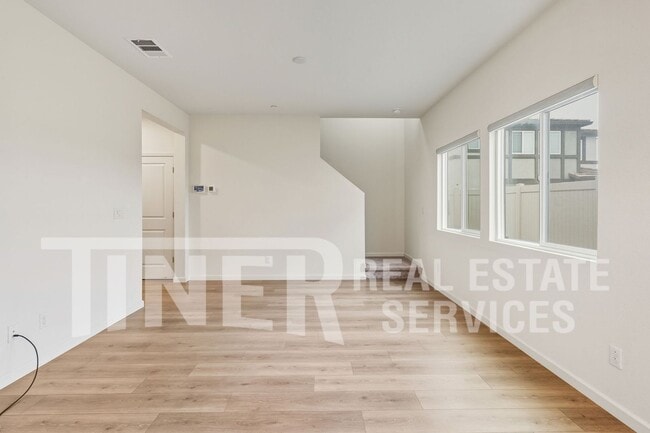 Building Photo - 3867 Roseparke Way