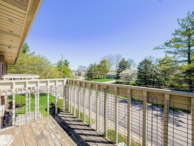 Building Photo - 125 E Van Riper Rd