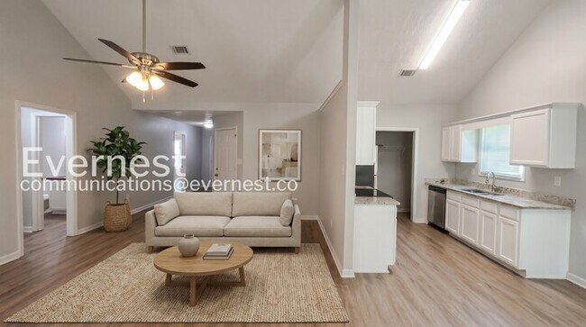 Building Photo - Limited Time Special Offer / 3 Bed, 2 Bath Home with Garage / Pet-Friendly / Available Now!