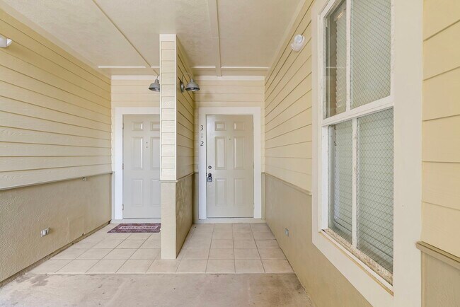 Building Photo - 11 S Wildflower Dr