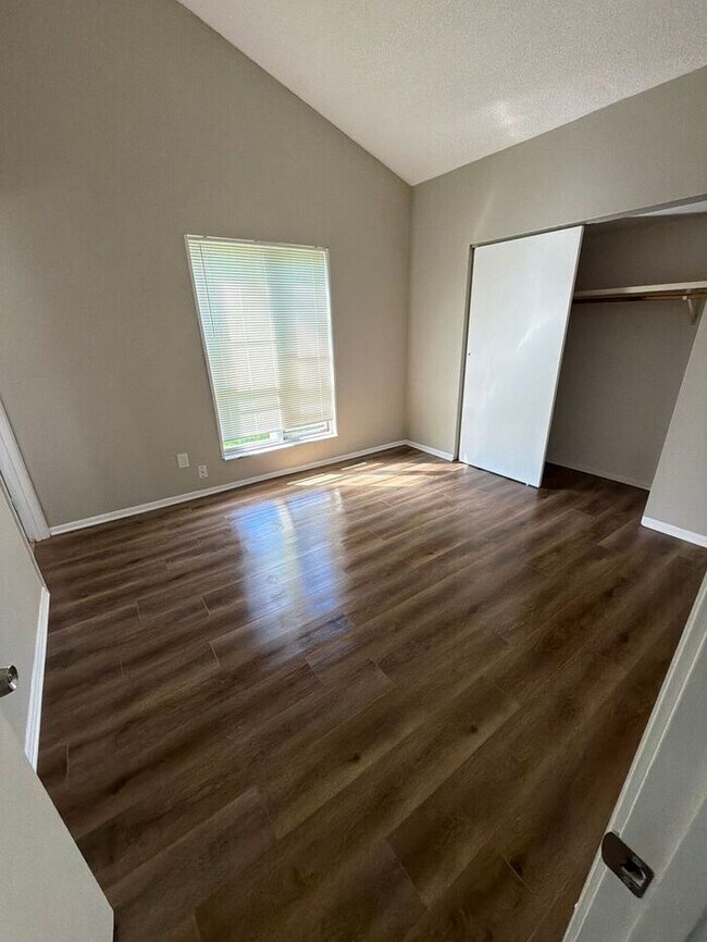 Building Photo - Welcome home to this spacious 3-bedroom, 2-bathroom home in the heart of Florissant!