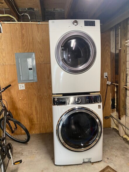 Building Photo - 537 6th St N