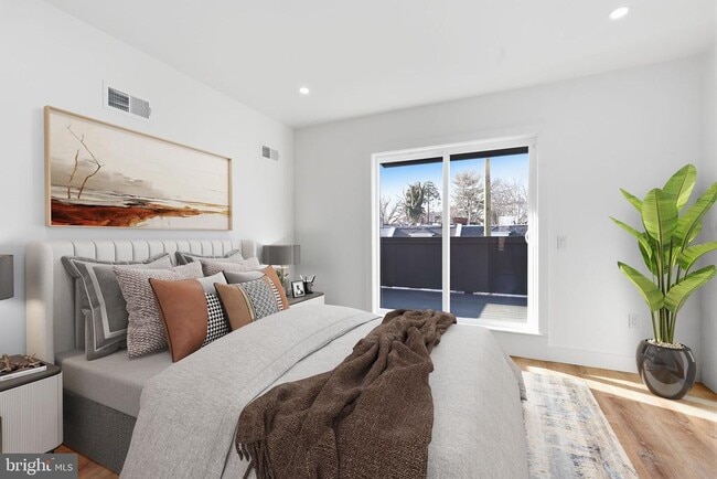 Building Photo - 458 W Earlham Ter