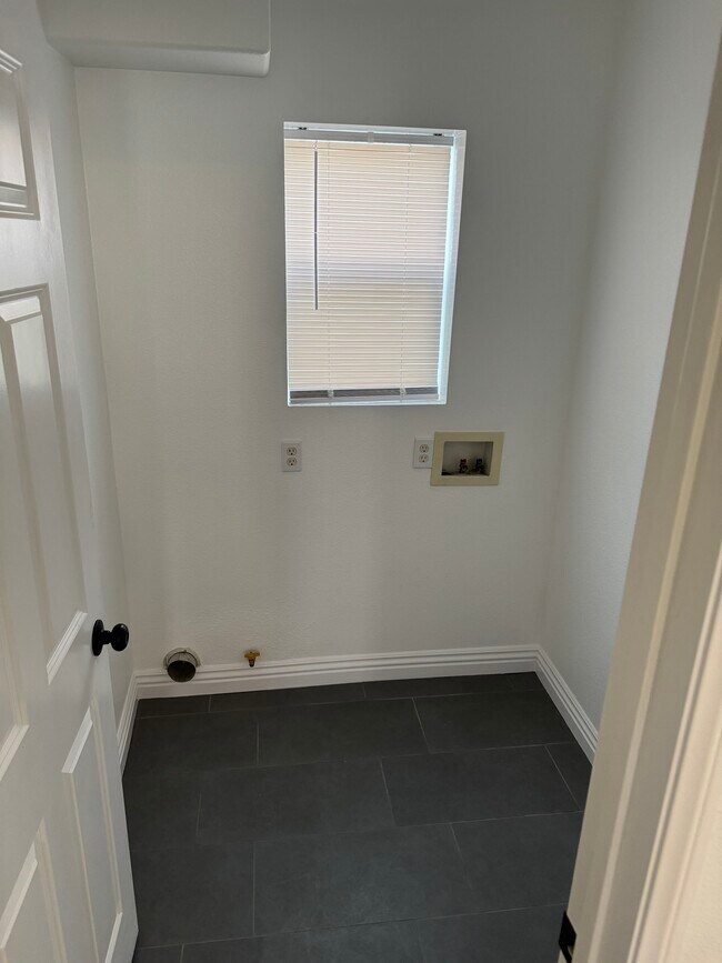 Building Photo - 1711 E 68th St