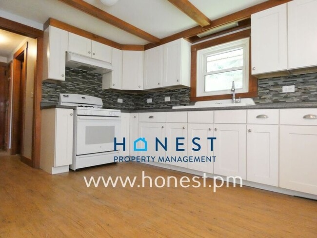 Building Photo - 523 Memorial Dr