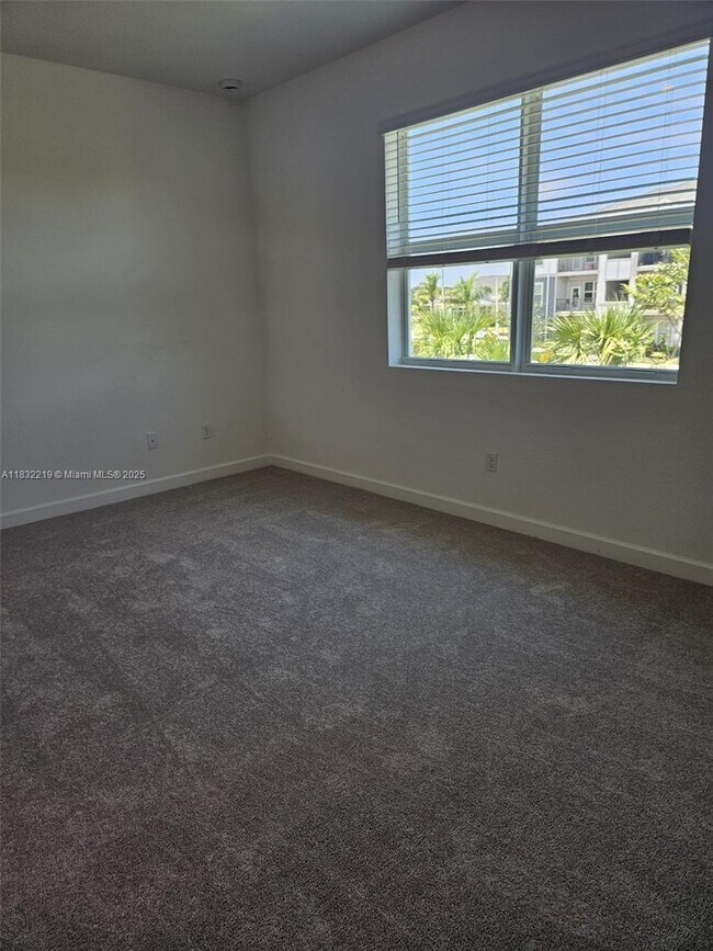 Building Photo - 319 SE Crossoak Ln