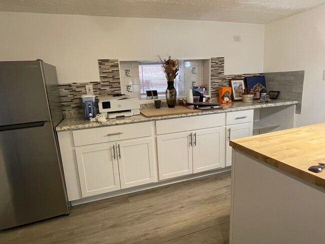 Building Photo - 7659 W Sunset Dr