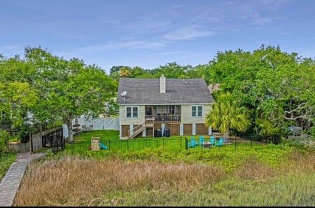 Building Photo - Gorgeous 4 BR/2BA Marshfront Home With Cre...