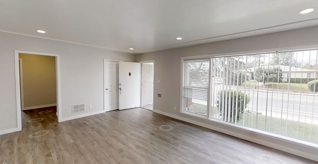 Building Photo - 4BD/3BA on Montezuma w/ Driveway Parking!