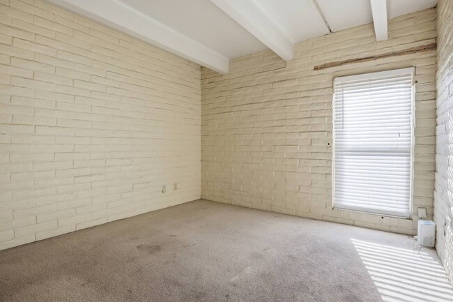 Building Photo - 500 NE 15th St