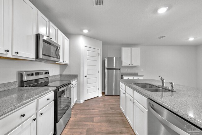 Building Photo - 5631 Guinevere Ln