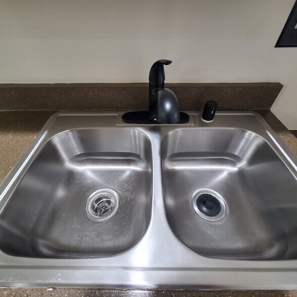Double Kitchen Sink - 351 N Ford Ave