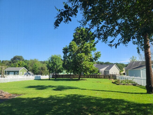 Building Photo - Welcome Home to Comfort and Style in North Charleston, SC!