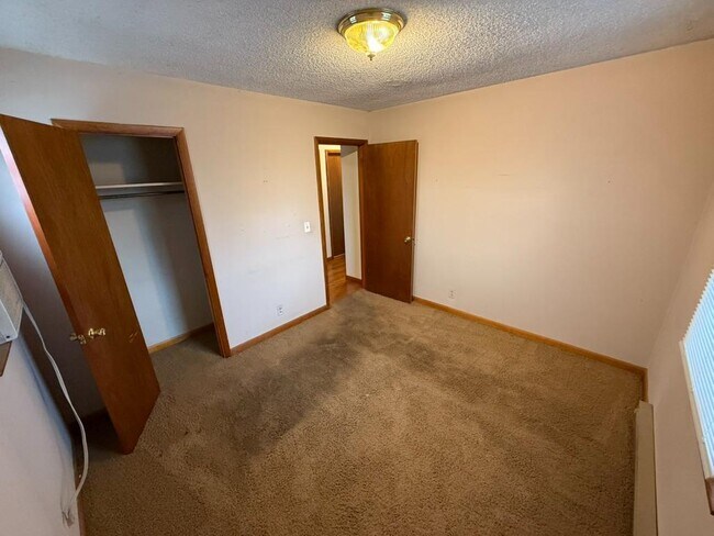 Building Photo - 556 Singer Dr