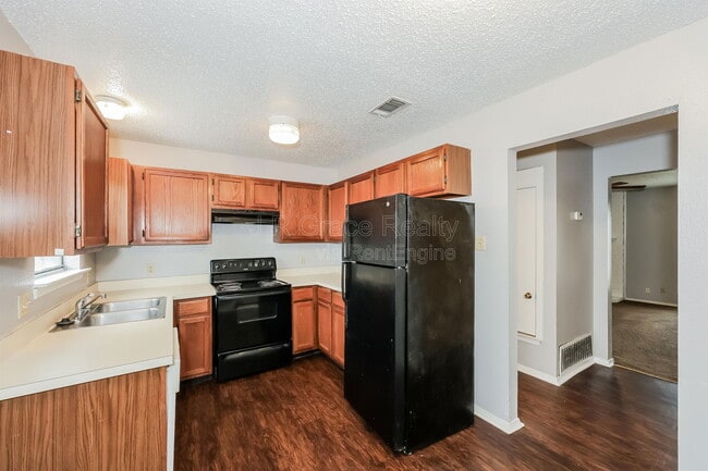 Building Photo - 5905 Shadydell Dr