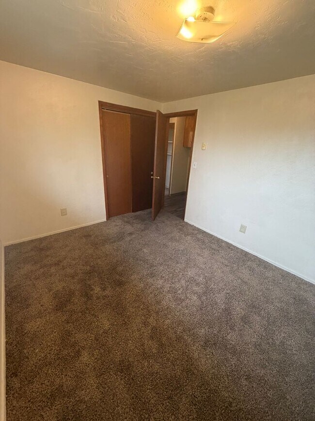 Building Photo - Large Two Bedroom Conveniently located Amenities!