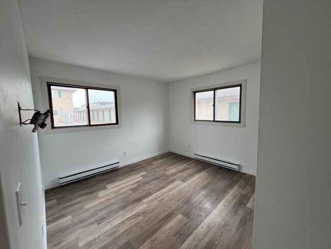 Building Photo - 915 Genrich St