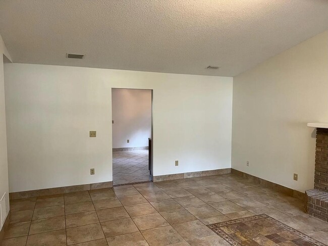 Building Photo - 12977 Beaubien Rd