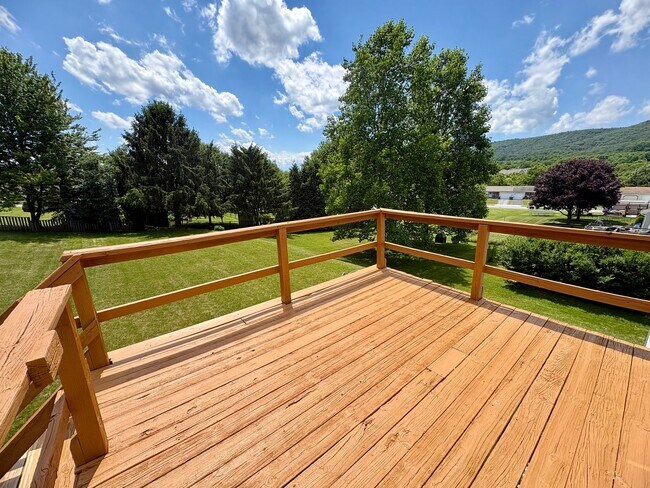 Building Photo - 3 Bedroom 1.5 Bathroom House Available in Dillsburg!