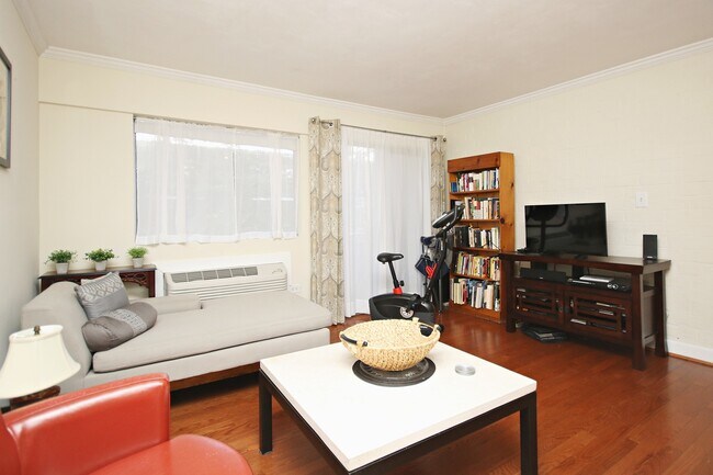 Building Photo - Fully Furnished JPA Condo Near UVA Grounds...