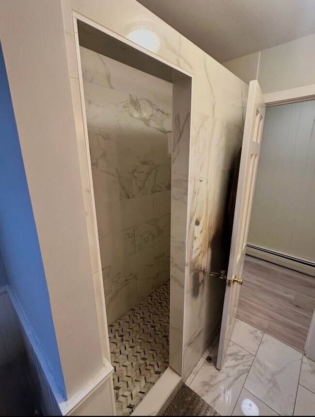 Building Photo - 203 Maple St