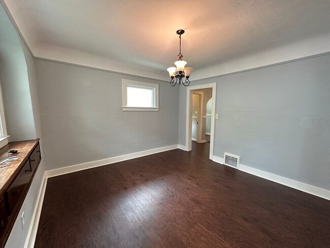 Building Photo - Adorable Three Bedroom Home with Central Air!