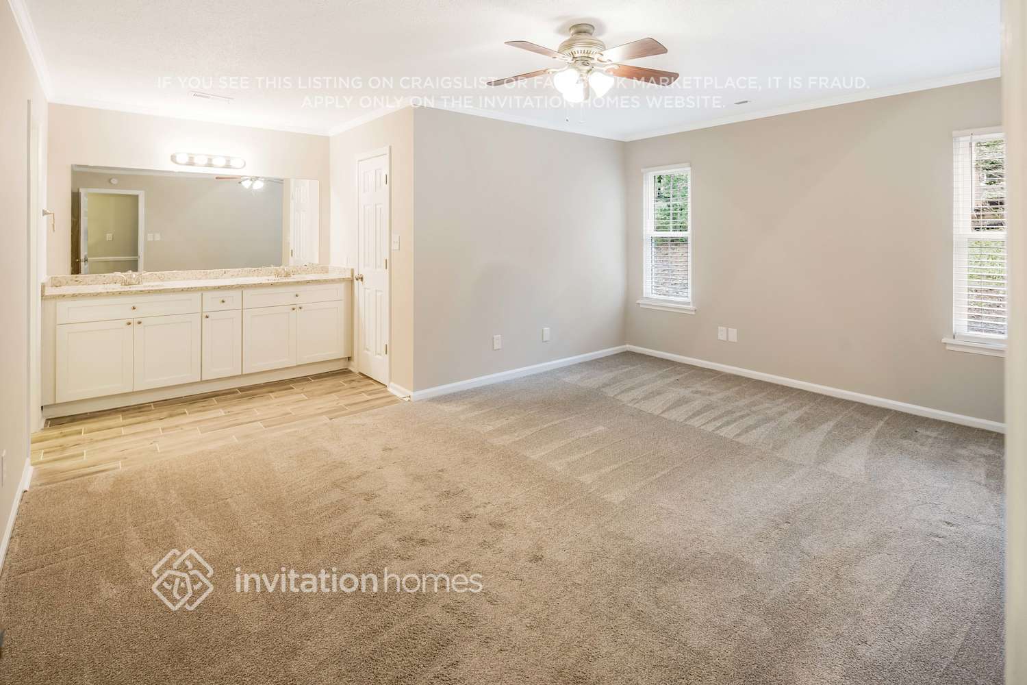 Building Photo - 10210 Camelback Cir