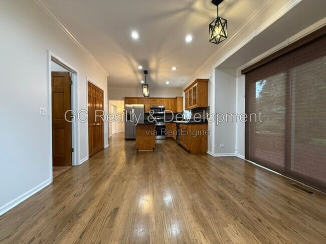 Building Photo - 882 Clarendon Ln