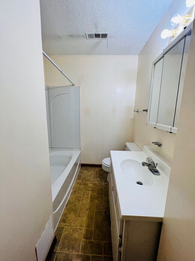 Building Photo - Upper Level Unit