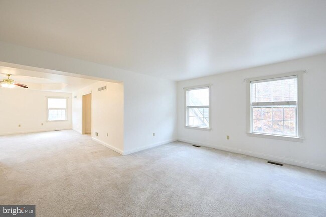 Building Photo - 1401 Hampstead Ct