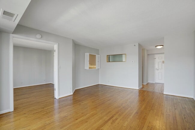 Building Photo - 1600 N Oak St