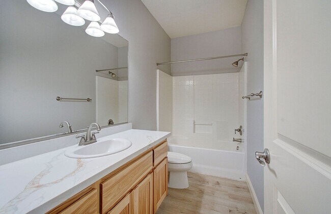 Building Photo - Beautiful 2 Story Town Home - Riverview Terrace Washougal!