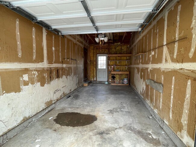 Building Photo - Charming Home on a Quiet Cul-de-Sac Surrou...