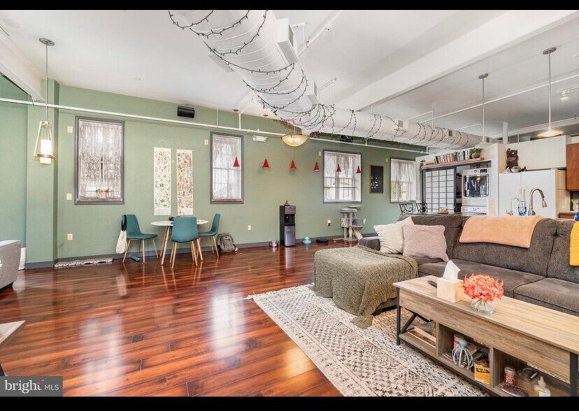 Building Photo - 18 E Sunbury St