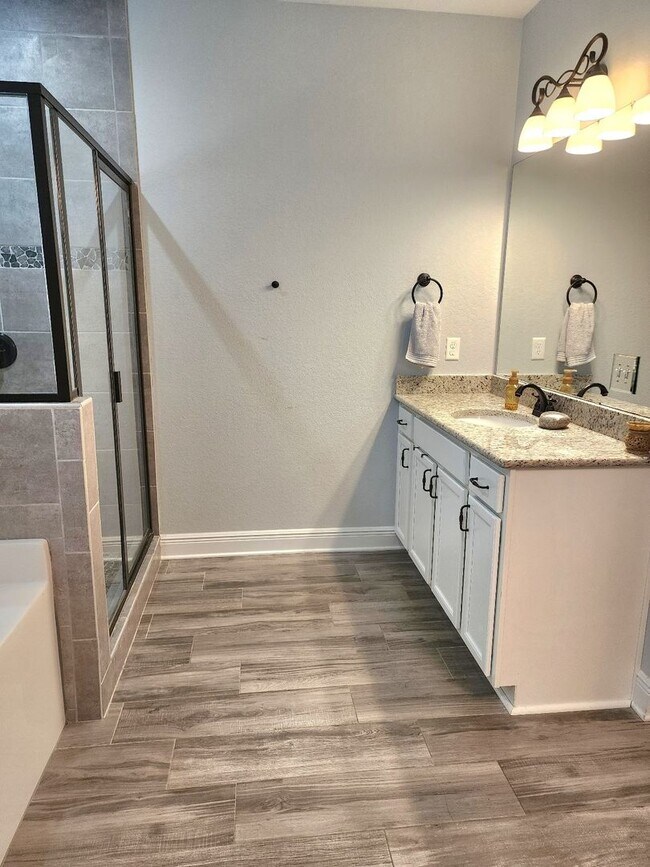 Building Photo - Luxurious 3 Bedroom, 2 Bath Home in the Ex...