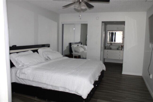 Building Photo - 7655 Cardiff Ct N