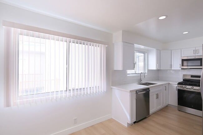 Building Photo - 3155 Montrose Ave