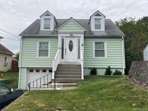 Building Photo - 7 Woods Pl