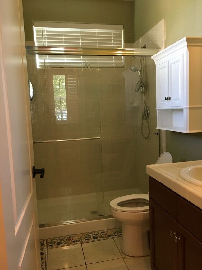 Building Photo - Spacious floor plans 4bedroom, 3 bath Near Franklin High