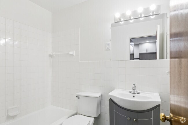 1BR, 1BA - 600SF - Bathroom - 730 Fairview Ave N